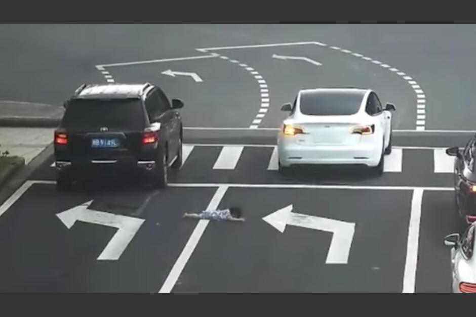 La peque&ntilde;a cay&oacute; al suelo y fue auxiliada por los conductores. (Foto: captura de pantalla)