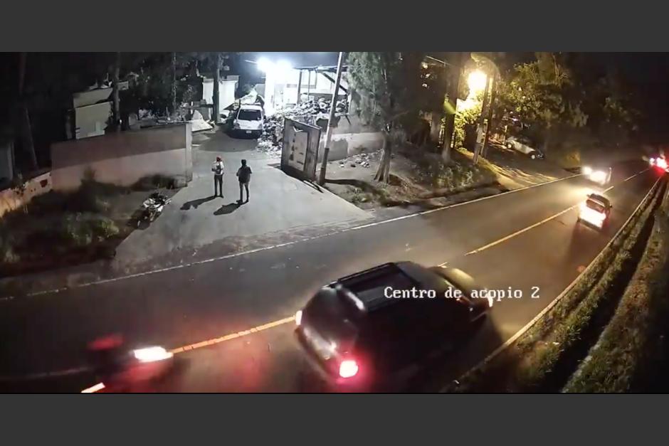 Dos conductores fueron capturados por un accidente de tránsito ocurrido en Ciudad Vieja, en donde un hombre que se conducía en una motocicleta sin placas murió. (Foto: captura de video)