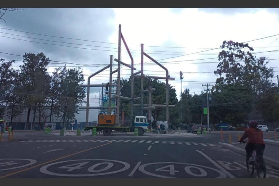 Las autoridades municipales edifican un monumento al final de la Avenida Sime&oacute;n Ca&ntilde;as en la zona 2. (Foto: Gustavo M&eacute;ndez/Soy502)&nbsp;