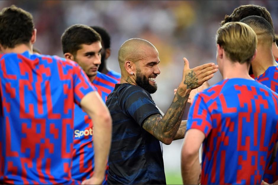 Dani Alves fue a saludar a sus ex compa&ntilde;eros del Barcelona luego que ganaran el Joan Gamper. (Foto: AFP)&nbsp;
