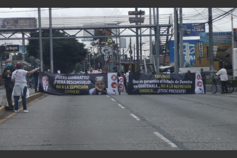 Supuestos estudiantes universitarios bloquean el paso frente a la Usac. (Foto: captura pantalla)&nbsp;
