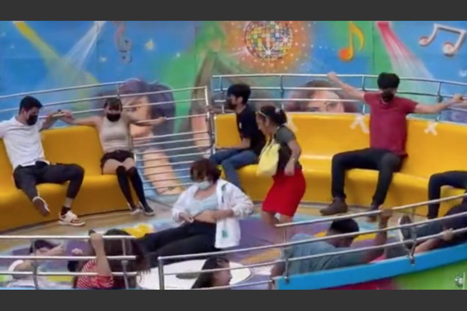 Una mujer se volvió tendencia por "domar" un juego mecánico en El Salvador. (Foto: captura video)