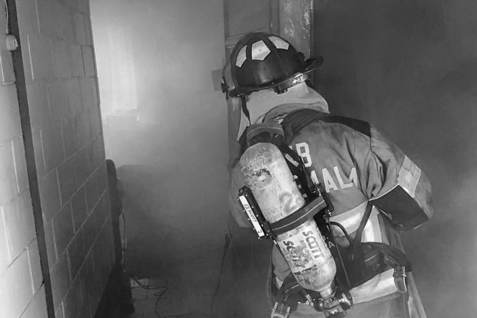 El Inacif identific&oacute; a los fallecidos en el incendio en el apartamento de la zona 7 de Mixco. (Foto: CBM)
