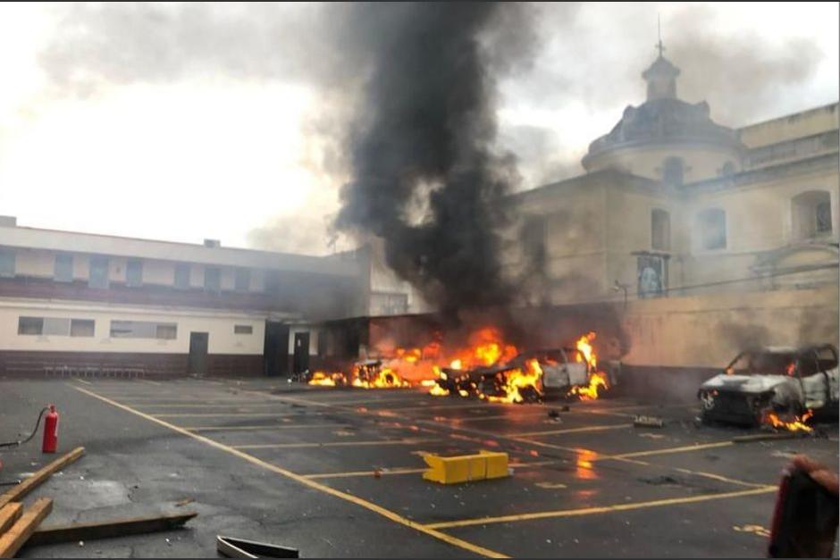En octubre del 2021, veteranos del ejército quemaron cinco vehículos en el interior del Congreso durante una protesta para exigir indemnización por el trabajo prestado. (Foto: Archivo/Soy502)