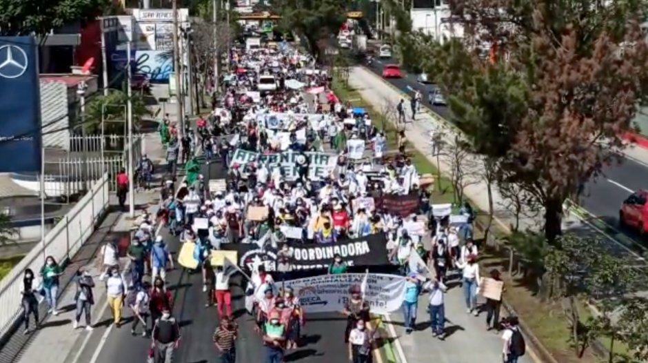 Los estudiantes marchan por la calzada Aguilar Batres y protestan contra el rector Walter Mazariegos. (Foto: Wilder López/Soy502)