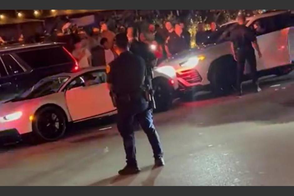 El auto de Bad Bunny termin&oacute; chocado en plena inauguraci&oacute;n de su restaurante. (Foto: Redes sociales)