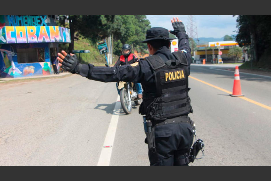 Suman 9 agentes de la PNC capturados por obligar a sus víctimas a sacar dinero de cajeros automáticos. (Foto: Diario de Centro América)&nbsp;