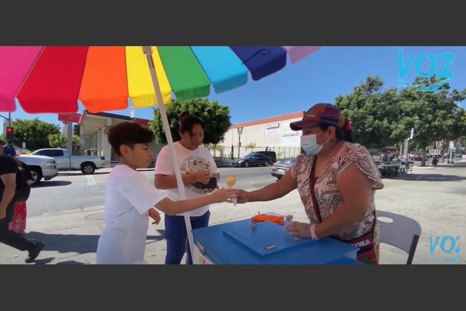 Una guatemalteca ofrece helados chapines en Los &Aacute;ngeles y se ha convertido en toda una sensaci&oacute;n. (Foto: Captura de Pantalla)&nbsp;