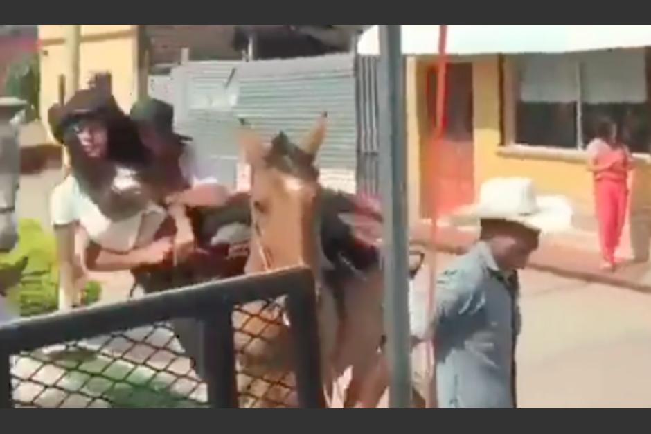 Mujeres sufren caída durante desfile hípico en Asunción Mita, Jutiapa. (Foto: Captura de pantalla)