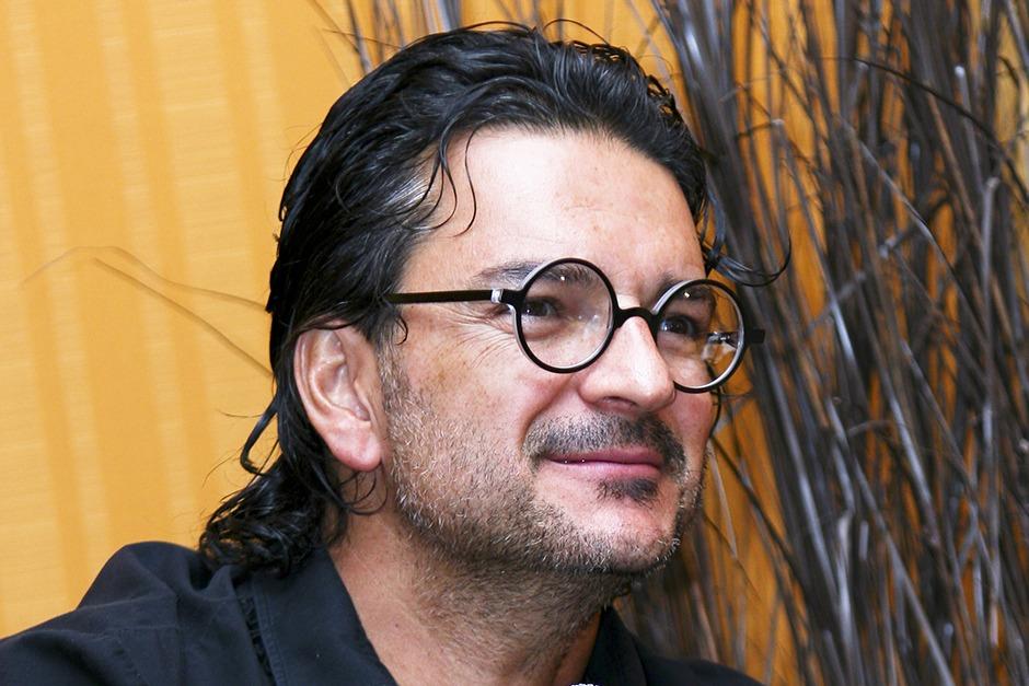 El cantautor las subi&oacute; al escenario. (Foto: AF)