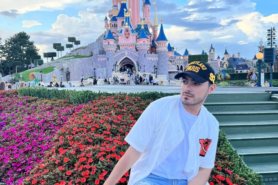 Dennis Arana disfruta de un momento en Par&iacute;s. (Foto: Twitter)