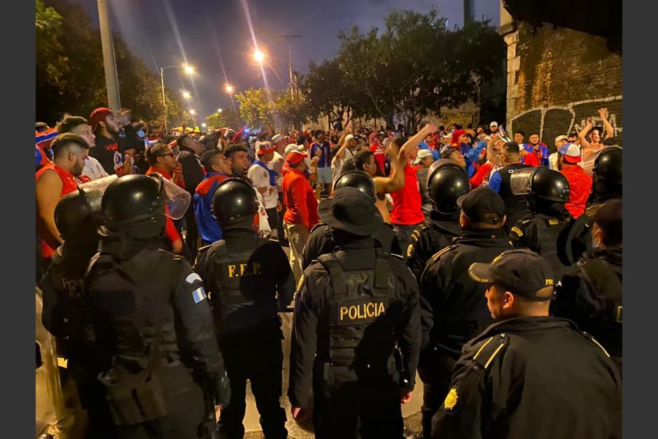 Varios disturbios se registraron en las afueras del Estadio Nacional Doroteo Guamuch Flores. (Foto: Cortes&iacute;a)