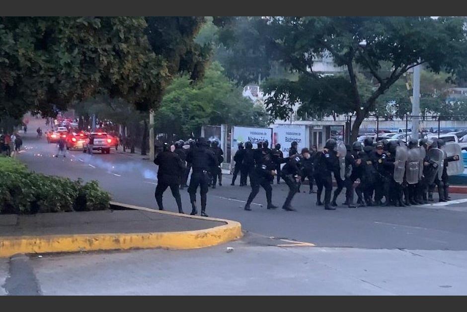 Nuevos videos grabados por cámaras de seguridad captaron el altercado entre aficionados de Olimpia y Municipal. (Foto: Twitter)