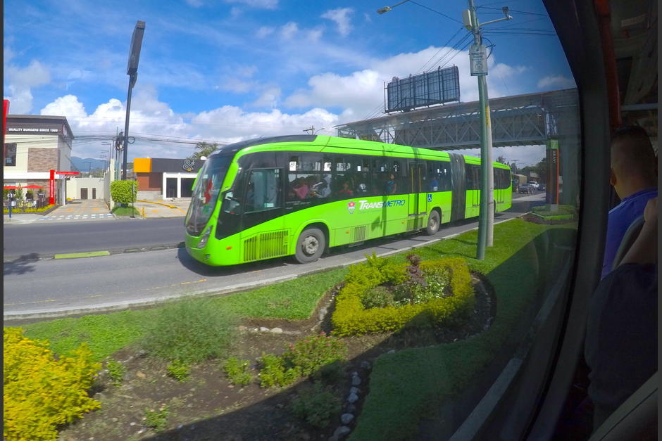 Un veh&iacute;culo choc&oacute; contra una unidad de Transmetro tras invadir un carril exclusivo utilizado para transporte municipal. (Foto: Archivo/Soy502)&nbsp;