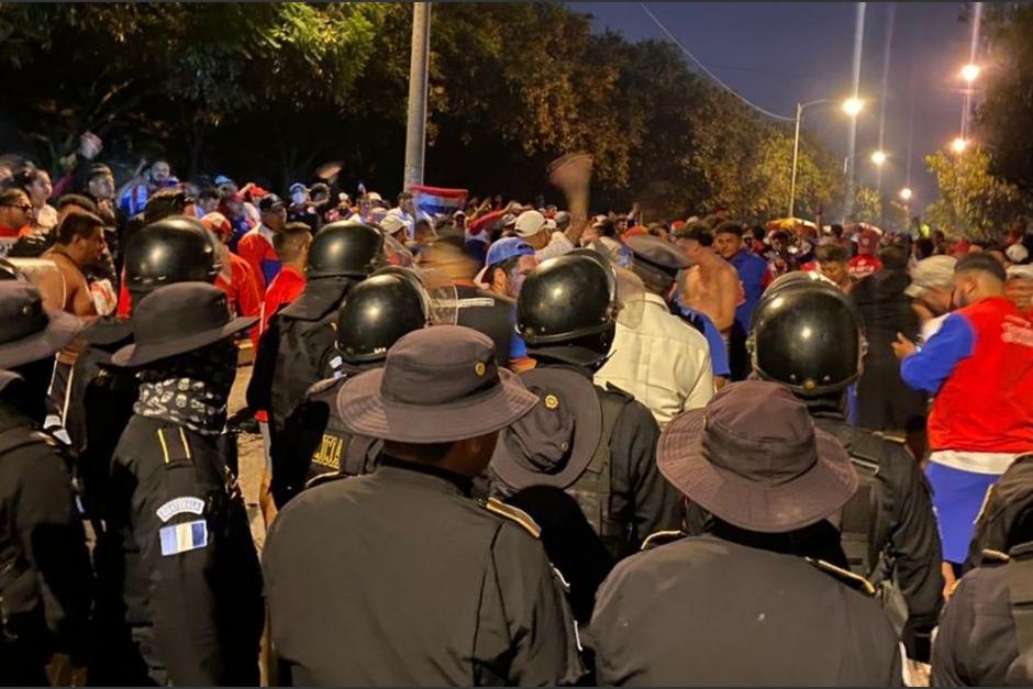 Aficionados del Olimpia y de los Rojos provocaron disturbios durante el encuentro del Olimpia y el Municipal. (Foto: Cortes&iacute;a)