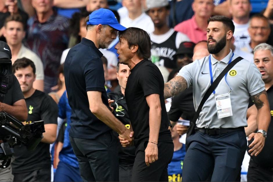 Los entrenadores se fueron a los reclamos cara a cara durante el partido entre Chelsea y Tottenham. (Foto: AFP)