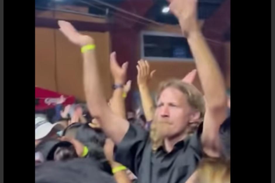 El turista extranjero se mostró muy feliz y emocionado en un concierto de los Internacionales Conejos que se realizó en Santa Cruz del Quiché. (Foto: captura de pantalla)