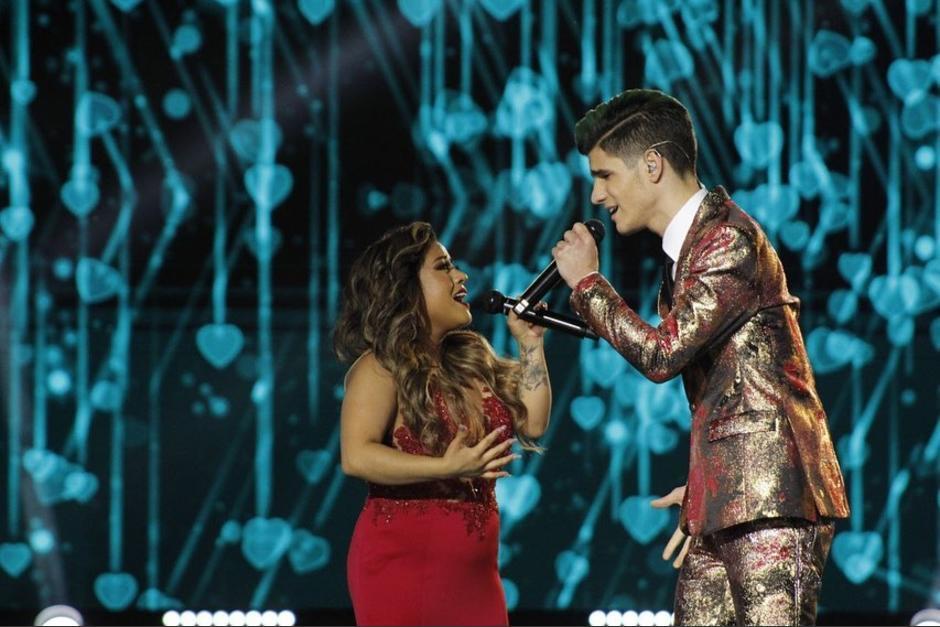 Nelson Carreras y Paola Chuc deleitaron nuevamente al cantar juntos en el Parque Erick Barrondo, zona 7. (Foto: La Academia)&nbsp;