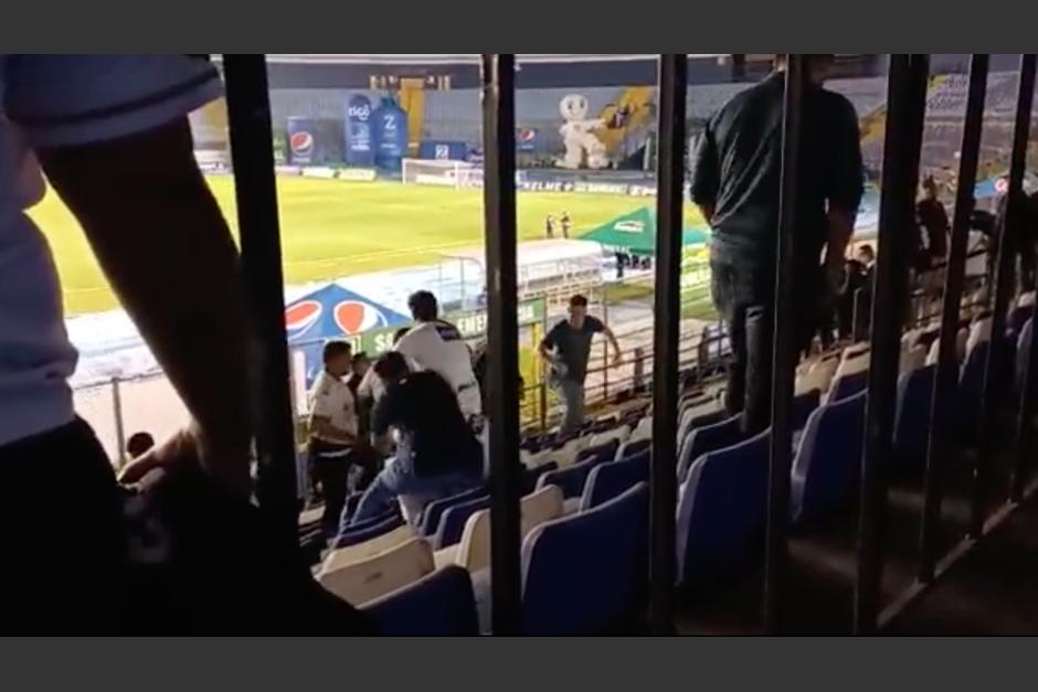 Tras finalizar el encuentro, aficionados Cremas se pelearon entre ellos. (Foto: Nuestro Diario)&nbsp;