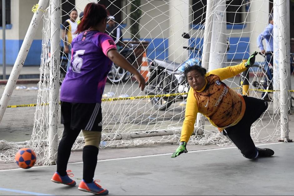 A los 57 a&ntilde;os, Alma Salazar sorprende con su habilidad como arquera. (Foto: AFP)