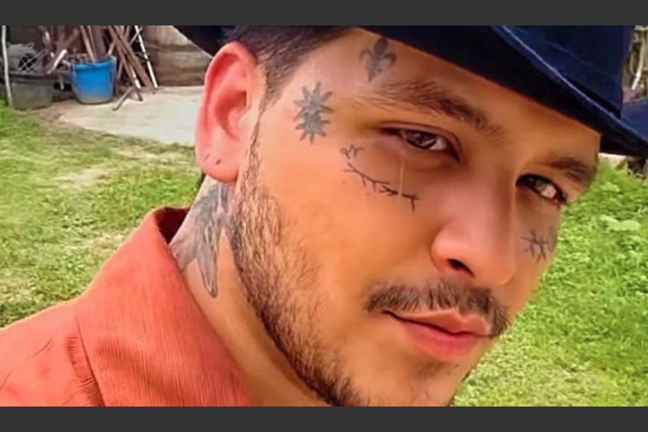Christian Nodal sorprendió a sus seguidores al aparecer sin tatuajes en el rostro. (Foto: Instagram)