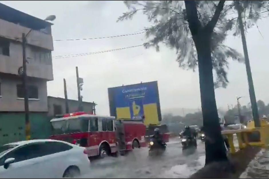 Una inundación afectó el Puente del Incienso, zona 7, tras las fuertes lluvias. (Foto: Captura de pantalla)