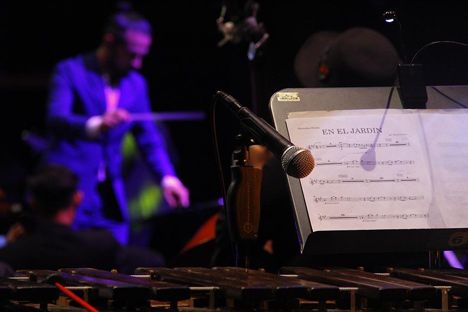 "Sinfonía y Hormigo", el concierto que mezcló a Bohemia Suburbana con orquesta y marimba. (Foto: Alexis Batres/Soy502)