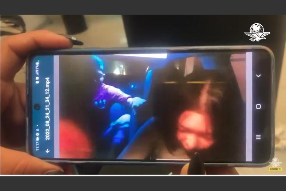 El grupo de pasajeros agredió al taxista y así quedó demostrado en un video. (Captura Video)
