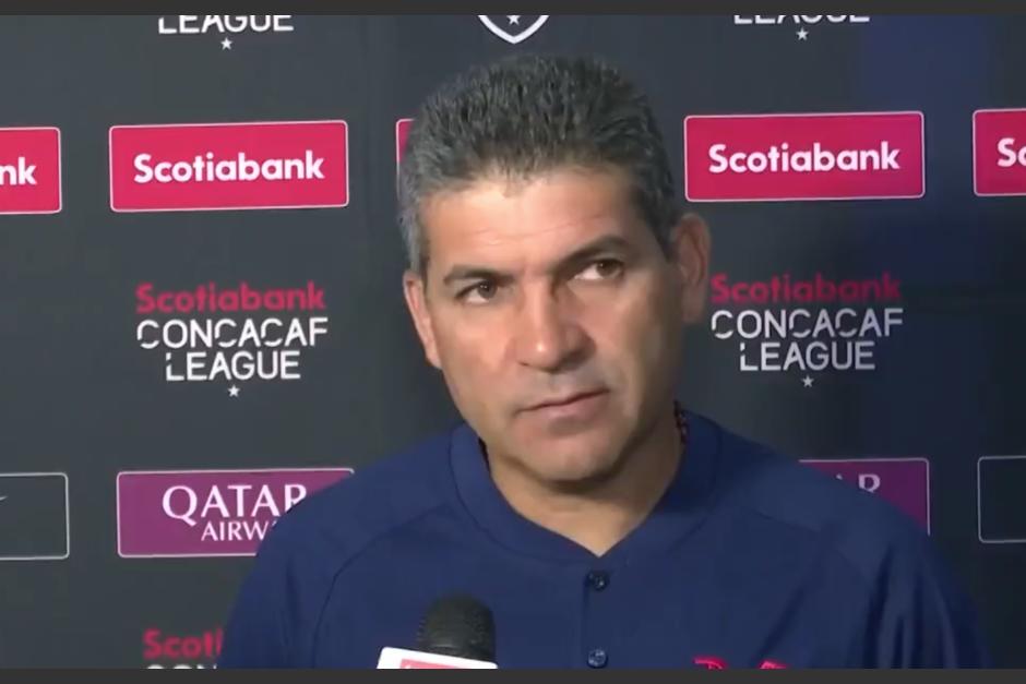 Torres Servin el técnico de Municipal explotó con la prensa y la banca de Olimpia tras la eliminación en Liga Concacaf. (Foto: Captura de pantalla)