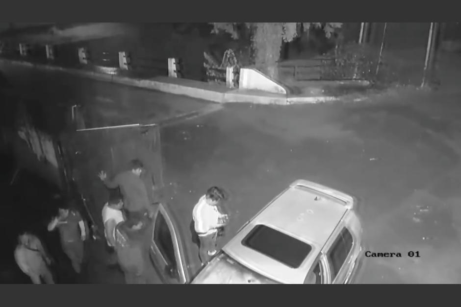 El percance se produjo despu&eacute;s de la medianoche frente a la estaci&oacute;n de Bomberos Municipales. (Captura Video)