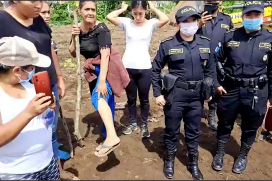 Una de las agricultoras muestra un golpe que le habr&iacute;a provocado uno de los tractores cuando destru&iacute;an sus plantaciones en Parramos. (Foto: Captura de pantalla)