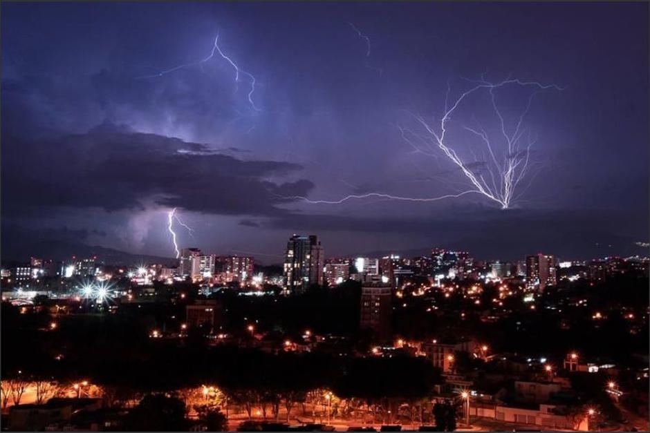 Una fuerte tormenta eléctrica se registró la noche del viernes 26 de agosto en la ciudad de Guatemala. (Foto: Archivo/Soy502)