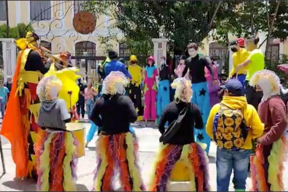 Estudiantes realizaron una manifestaci&oacute;n art&iacute;stica contra Walter Mazariegos. (Foto: Cortes&iacute;a)