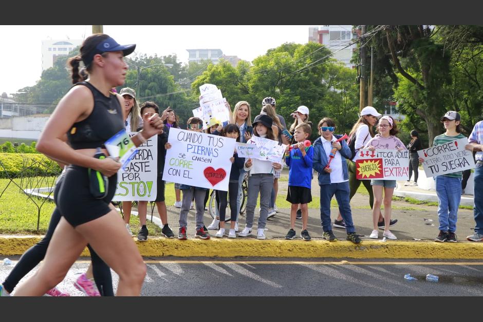 Una familia sali&oacute; para animar a los corredores con varios carteles, pero uno se rob&oacute; las miradas. (Foto: Muni Guate)