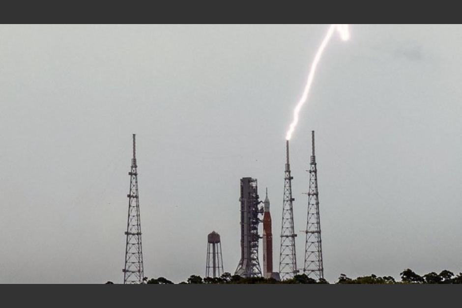 Los rayos cayeron sobre las torres donde se realizará el despegue de la misión Artemis 1. (Foto: Twitter)