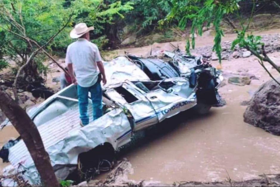 Cuatro personas fueron arrastradas por el río Zarzal a la altura de San Raymundo, Guatemala. (Foto: Bomberos Voluntarios)