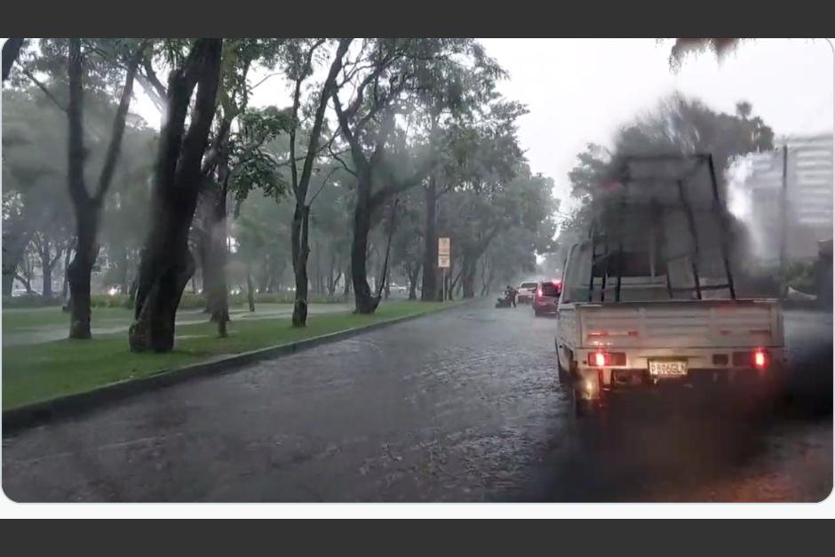 Varias inundaciones se registraron en la ciudad tras la fuerte lluvia. (Foto: Soy502)