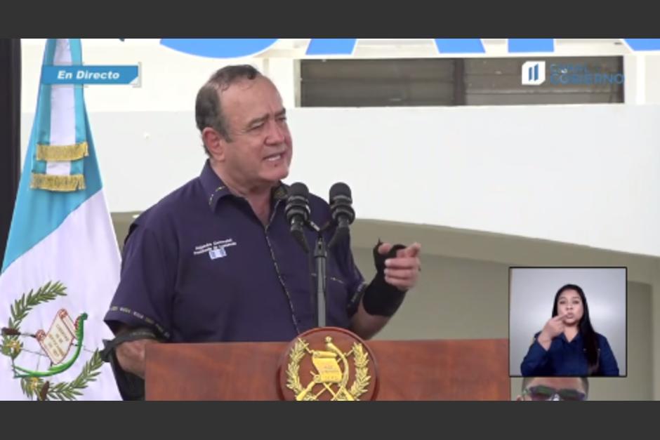 El presidente Alejandro Giammattei participó en una actividad en Morales, Izabal, en donde elogió al alcalde. (Foto: Captura de pantalla)