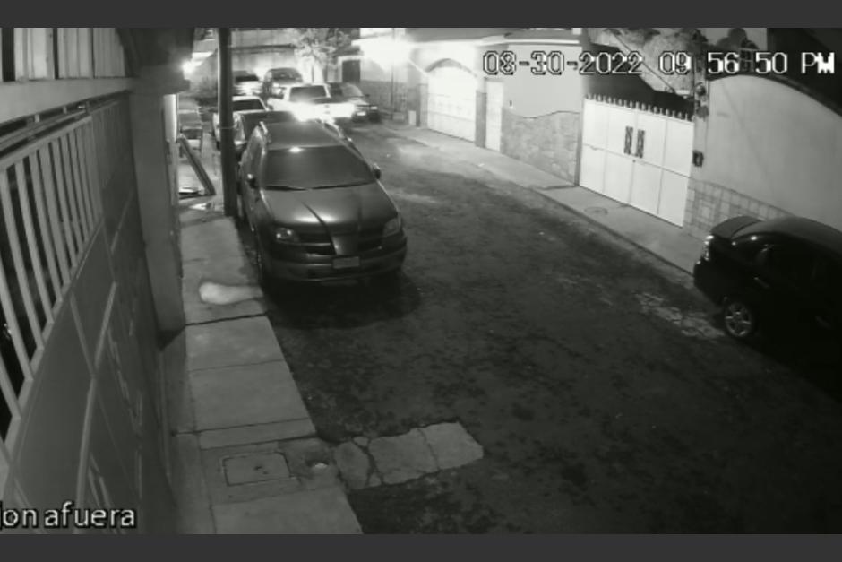 En redes sociales denunciaron a un conductor que atropell&oacute; a un motorista, huy&oacute; y choc&oacute; carros estacionados. (Foto: Captura de pantalla)