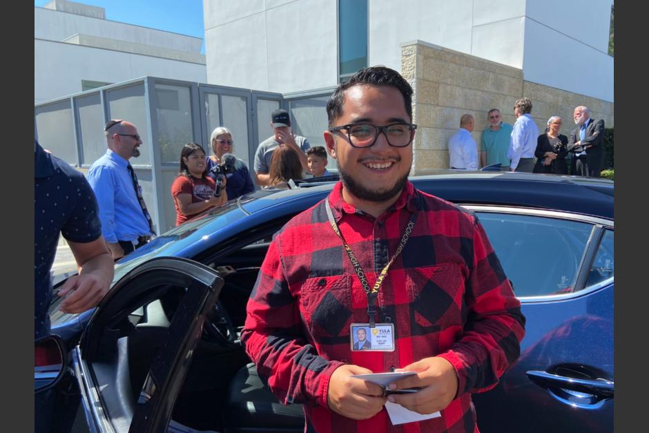 Un profesor de matem&aacute;ticas en Estados Unidos recibi&oacute; un carro por parte de sus estudiantes. (Foto: Twitter)
