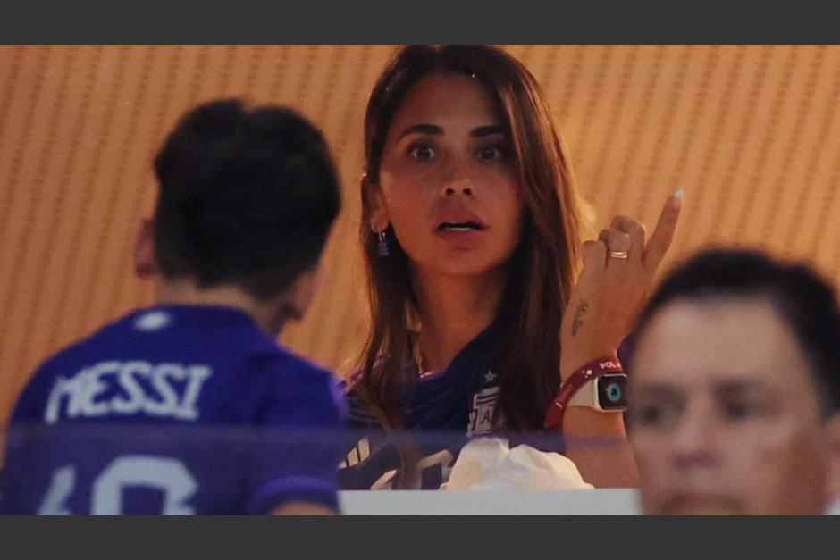 Antonela Roccuzzo llamó la atención de su hijo más pequeño, quien se mostró inquieto previo al encuentro. (Foto: Clarín)