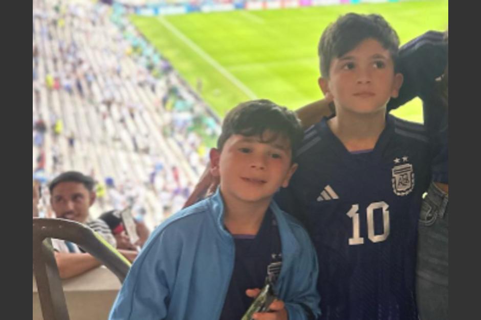 Mateo Messi se mantuvo molestando a su hermano Thiago al medio tiempo. (Foto: Instagram)