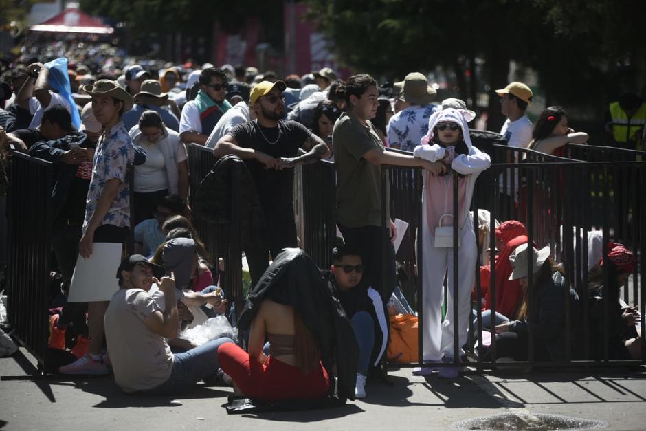 Cientos de personas esperan a que se les permita el ingreso al concierto de Bad Bunny. (Foto: Wilder López/Soy502)