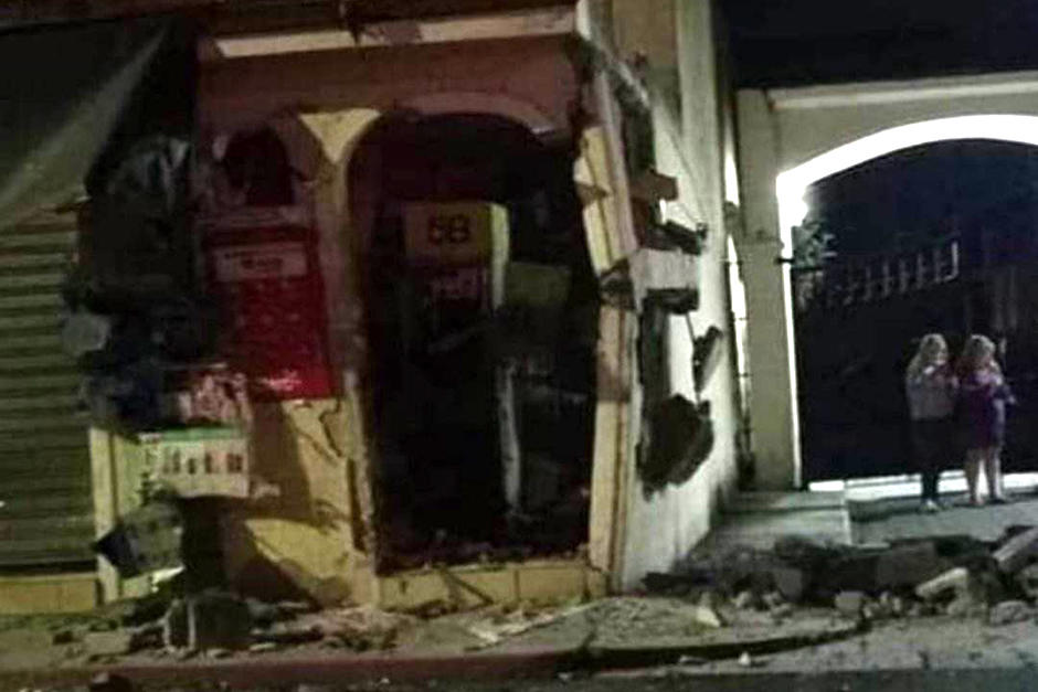 Hombres lanzaron una granada para poder robar dinero de un cajero en una zona residencial en San Jos&eacute; Pinula. (Foto: PNC)