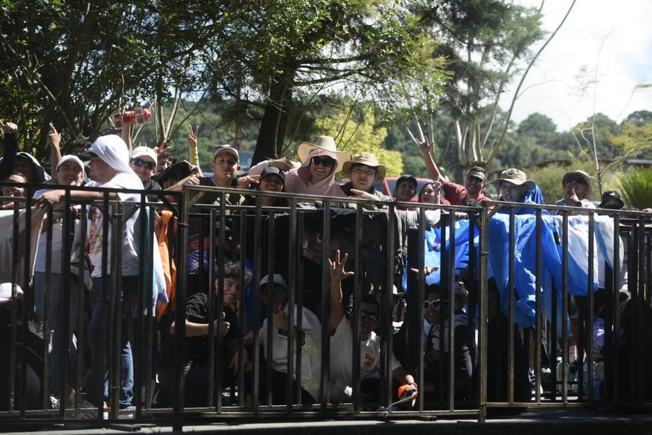 Guatemaltecos madrugaron para poder hacer fila para ingresar al concierto de Bad Bunny en Guatemala. (Foto: Wilder López/Soy502)