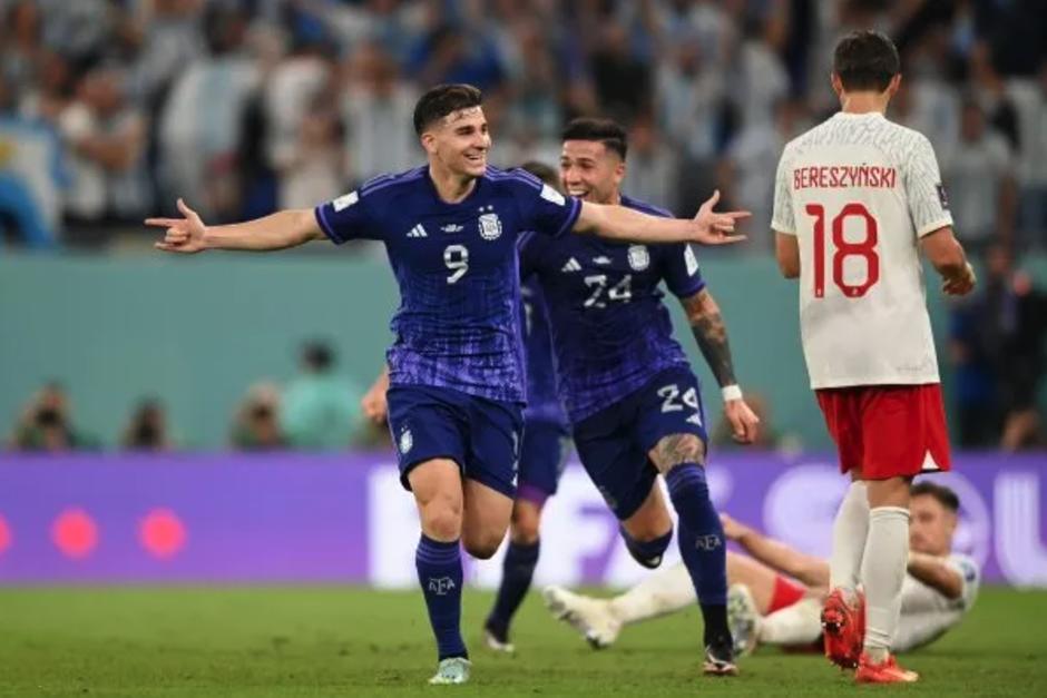 Julian Álvarez anotó su primer gol durante el encuentro entre Argentina y Polonia. (Foto: MinutoUno)