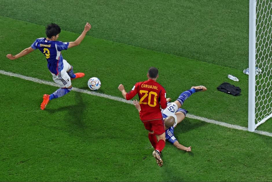 El balón "no salió por completo" en el gol japonés, dice la FIFA. (Foto: AFP)