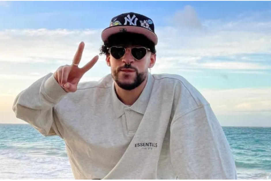 Bad Bunny le regal&oacute; algo a una fan. (Foto: AFP)&nbsp;