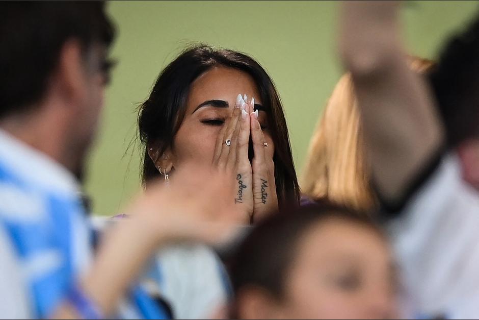 La familia Messi presenció el duelo ante Australia desde el palco y temblaron como muchos los últimos minutos. (Foto: AFP)