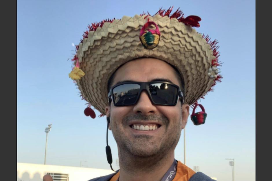El doctor guatemalteco Luis Ferraté, posa en una fotografía modelando un sombrero de Esquipulas. (Foto: Redes sociales),